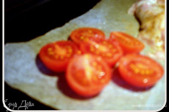 В заранее разогретой духовке до 230С запечь помидорки черри, предварительно разрезав их на половинки и присыпав сахаром.