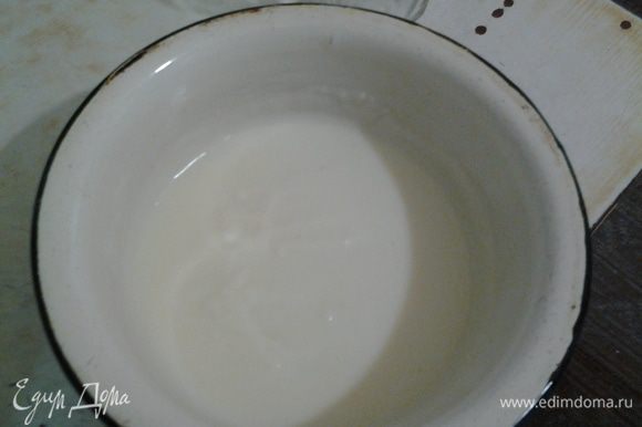 Тем временем приготовим крем: Муку смешать с крахмалом и развести в 1/2 стакана холодного молока.Остальное молоко вскипятить и тонкой струйкой влить в мучную массу. Полученную смесь довести до кипения, пока загустеет, затем остудить.