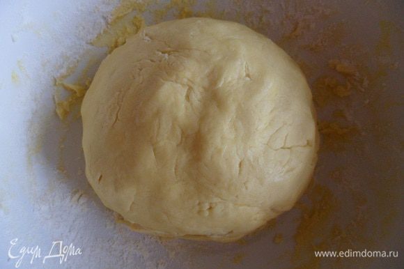 Добавить яйца и перемешать до однородной массы. Затем добавить разрыхлитель и постепенно всю муку, вымесить мягкое эластичное тесто. Убрать тесто в холодильник минут на 30.