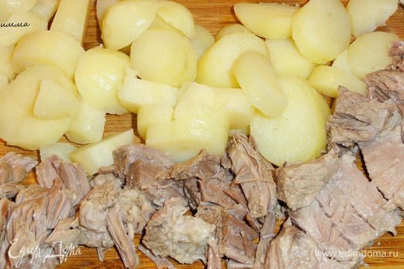 Картофель очистите от кожуры и нарежьте кусочками (если у вас молодой картофель, то его можно и не чистить). Мясо разберите на волокна или нарежьте.