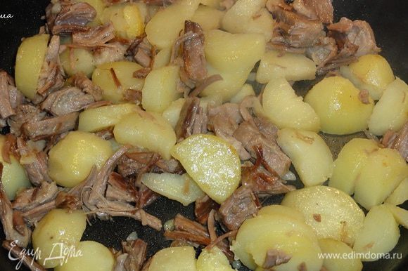 Возьмите сковороду в которой вы будете запекать блюдо. Обжарьте мясо и картофель на оливковом масле до золотистого цвета.