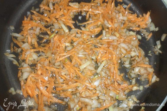 В сковороду налить растительное масло и обжарить лук и морковь