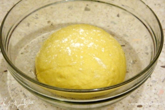 Через 30 минут добавить оставшуюся муку, яйца, соль и, в самом конце, сливочное масло. Вымесить тесто и перенести его с широкую миску, нарыв её целофаном. Оставить подниматься до удвоения объёма.