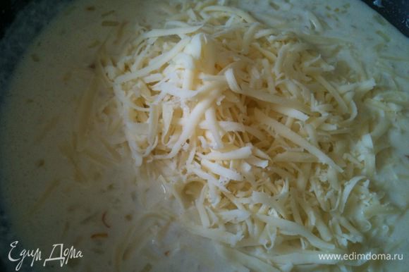 В молочно луковую смесь добавить натертый сыр...