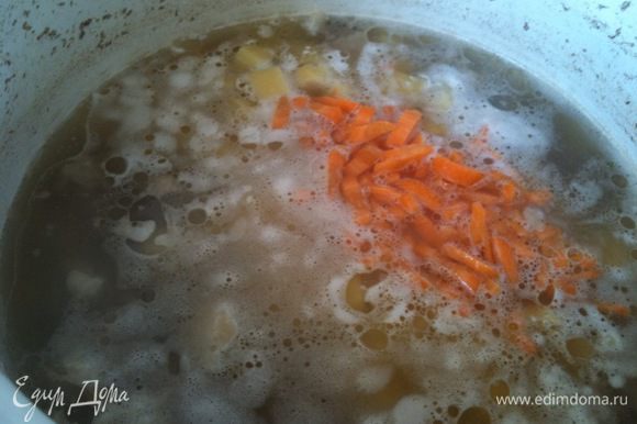Картофель нарезать мелким кубиком, морковь соломкой. Добавить овощи в бульон с мясом и варить 10 мин...