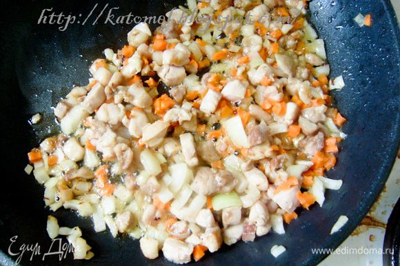 Куриную грудку нарезать на мелкие кусочки или пропустить через мясорубку. Мелко нарезать лук, порубить чеснок, мелко нарезать морковь (или потереть на мелкой терке). Куриную грудку обжарить на масле (2 ст.л.) в сковороде до золотистой корочки. Добавить лук, морковь и тушить 2-3 минуты.