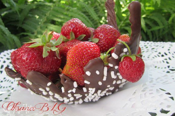 Выложить любые ягоды или конфеты в шоколадную вазочку.