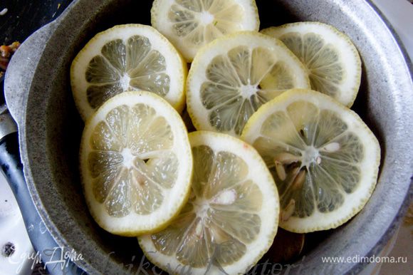 Выложить долму в тару. Сверху положить дольки лимона и залить водой. Поставить на медленный огонь и варить 40-50 минут.