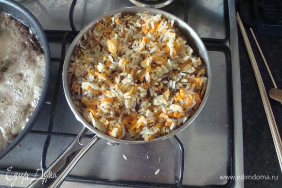 Соединяем рис и морковь с луком. Маленькая хитрость: не рис выкладывать в сковороду к овощам, а наоборот, в кастрюлю с рисом выкладывать лук и моркову. Во-первых, меньше жиров, во-вторых, оставшийся после овощей соус мы используем для легкой обжарки курицы. Кастрюлю оставляем на несколько минут на медленном огне, в конце добавляем орегано и базилик, перемешиваем и даем "простояться" на выключенной, но еще горячей плите.