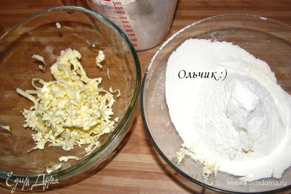 Для теста №1 смешаем просеянную муку с маслом и солью, добавим воды. Вымесим эластичное тесто, оно не должно липнуть к рукам. Для теста №2 смешаем муку с маслом.