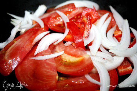 Для приготовления соуса нарезать крупно помидоры,перец и лук.В сковороде разогреть 1 ст.л.оливкового масла и прогреть на нём овощи.