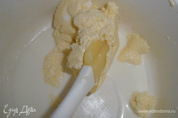 Масло растереть с сахаром до однородности.