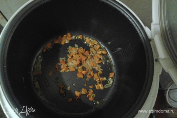 Обжарить лук и морковь на небольшом количестве масла до мягкости (делаю это прямо в мультиварке на режиме "Выпечка"