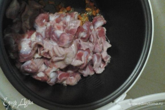 Положить куриные желудки к моркови и луку,добавить муку, перемешать и немного обжарить