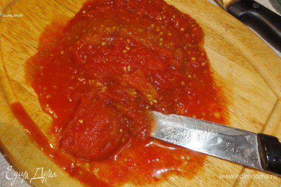 Я надеюсь вы не забыли снять пену с куриного бульона))) Снимаем кожицу с томатов и нарезаем. Выкладываем томаты вместе с соком к мясу.