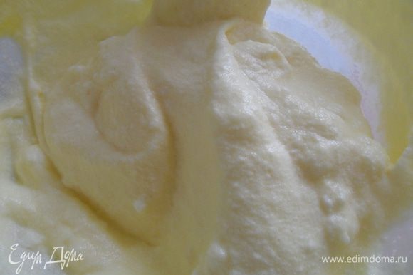 В остывшее молоко добавить желток,цедру и сок половины апельсина,хорошо перемешать и добавить к белкам,аккуратно перемешивая лопаткой от краев к центру.