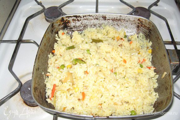 Кладём поверх овощей рис, заливаем кипятком. Воды выше риса на 2 пальца примерно. Закрываем крышкой, доводим до кипения. Готовим до тех пор, пока рис впитает воду и станет расспычатым. Рис слегка желтоват, приятен на цвет.