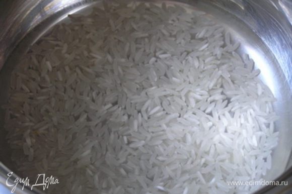 Приготовить рисовый крем. Желатин замочить в 50 мл молока до набухания. Рис залить водой, довести до кипения,
