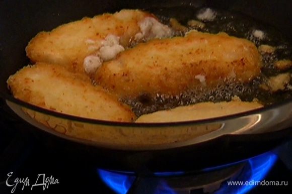 Разогреть в сковороде вок оливковое масло и обжарить рыбные пальчики с двух сторон.