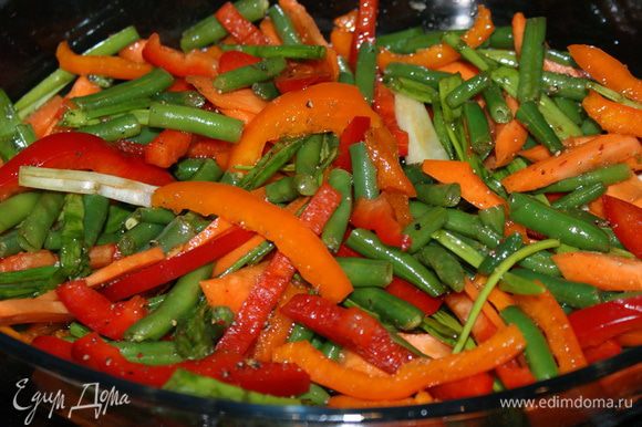 Добавить в овощи соевый соус, растительное масло, соль и перец.