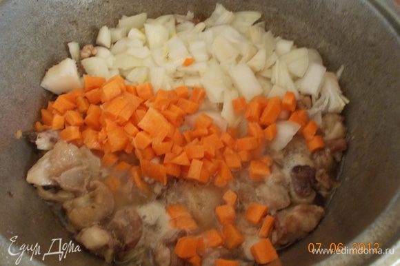 добавить немножко водички, мелко порезанные чеснок, лук, морковь, посолить и поперчить