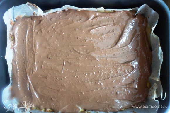 Вылить растопленный шоколад на корж с карамелью, разровнять. Убрать в холодильник на 2-3 часа.