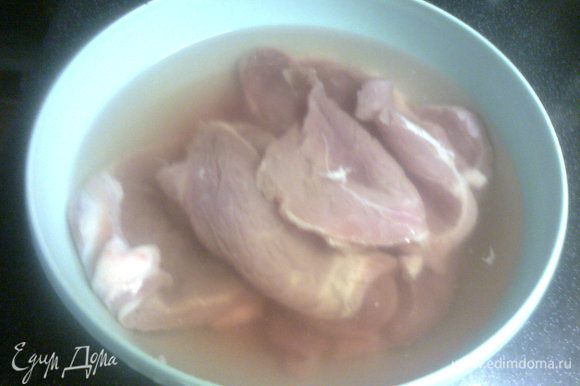 Мясо нарезать на тонкие пластинки,слегка отбить и замочить с холодной воде на 1-1,5 часа