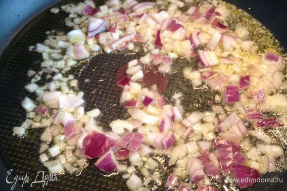На сковороде со сливочным и оливковым маслом обжарить мелко нарезанный лук