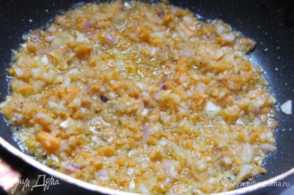 Отварить рис до готовности в подсоленной воде. Приготовить брюнуаз: измельчить морковь, лук и сельдерей и обжарить 3 минуты на оливковом масле.