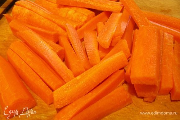 Морковь нарезаем брусочками и закладываем в пароварку, она готовится дольше всех. Готовим ее минут 10-15.