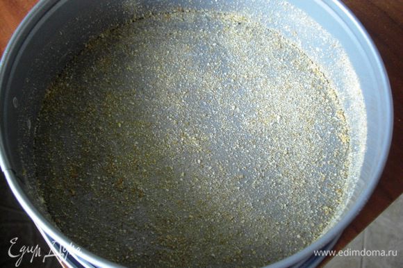 Духовку включить до 180°C. Круглую форму (24 см) смазать маслом и присыпать молотыми сухарями.
