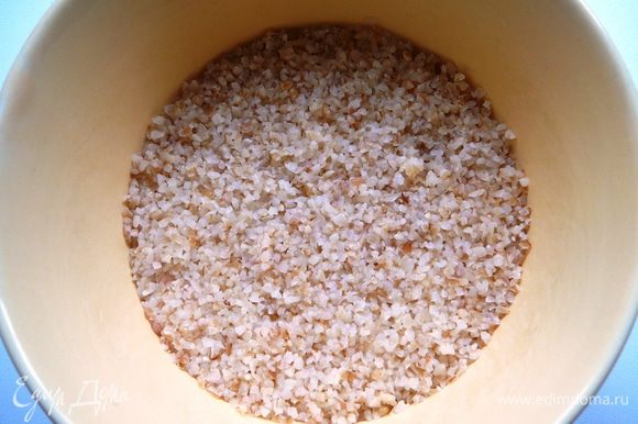 Булгур — это мелкая крупа из пшеницы. Залейте его кипятком, добавьте соль и дайте настояться под крышкой. Лишнюю воду слейте, булгур охладите.