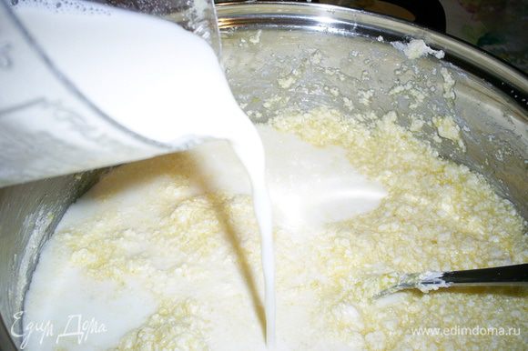 В полученную смесь влить молоко, добавить соду и соль.