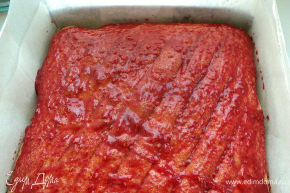 Бисквитный корж положить в форму, застеленную бумагой для выпечки, и смазать ягодным пюре ( измельченные в блендере любые ягоды с сахаром).