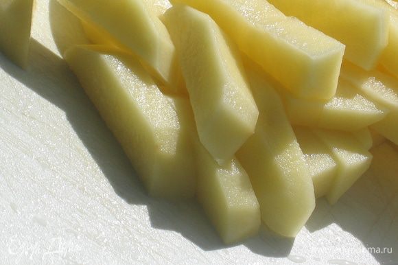 Картофель почистить и нарезать брусочками…добавить его к почти готовым бобам, а также забросить фрикадельки. Теперь можно посолить. Варить еще 15-20 минут