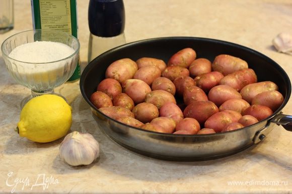 Для того, чтобы быстро приготовить картофель, мы используем для варки сковороду.