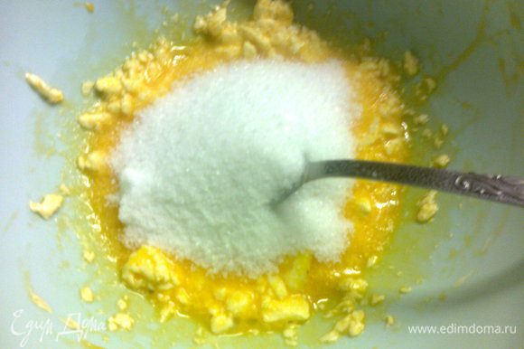 к желткам добавить сахар,ванильный сахар и перемешать
