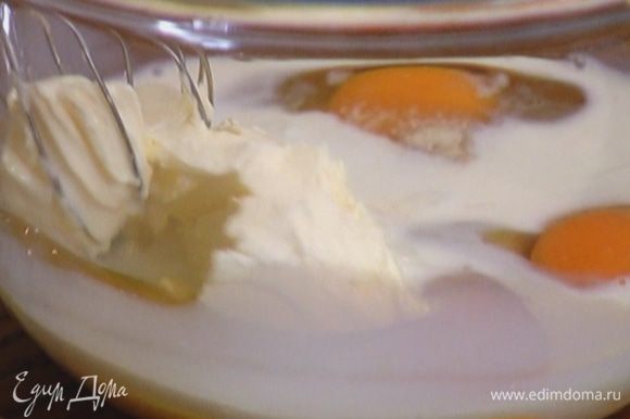 Яйца, 150 г сахара, сметану, молоко и соль взбить миксером в однородную массу.