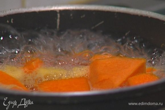 Поместить тыкву и абрикосы в кастрюлю, влить стакан воды, довести до кипения, затем убавить огонь и варить 20 минут, пока тыква не станет мягкой.