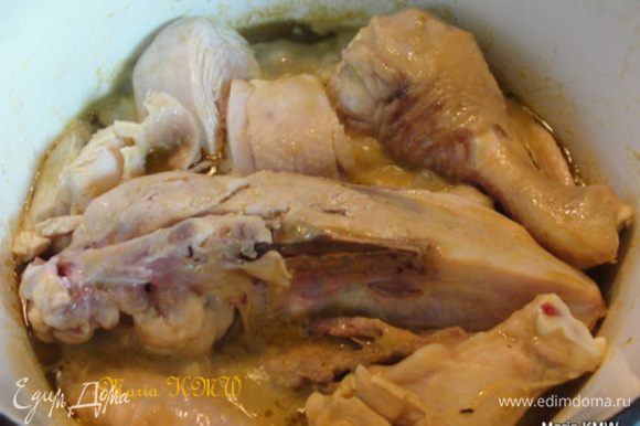 Выложить нарезанное мясо или курицу кусочками, тушить 30 минут.