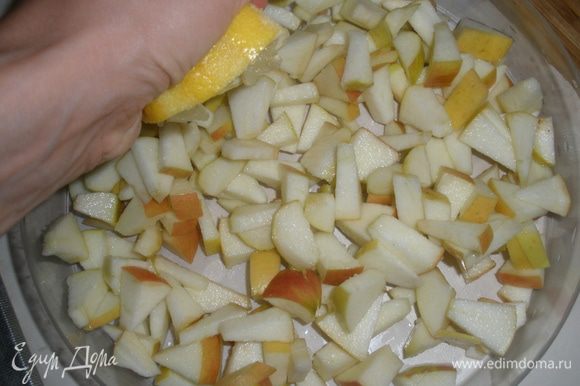 Яблоки вымыть, удалить серединку и нарезать на маленькие кусочки. Сразу сбрызнуть лимонным соком.