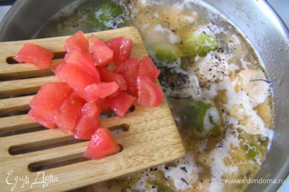 добавить нарезанный помидор (без кожицы), варить еще минут 5.
