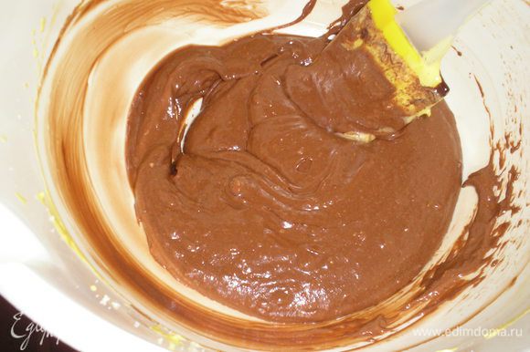 Добавить шоколад в яично-масляную смесь, перемешать.