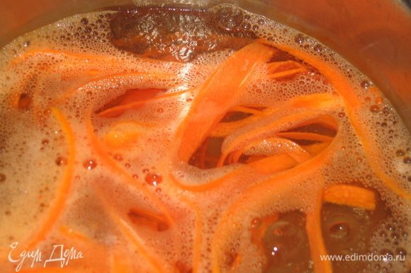 В кипящую соленую воду опустить сначала морковь на 1 минуту и вынуть шумовкой (емкость держать в ледяной воде)