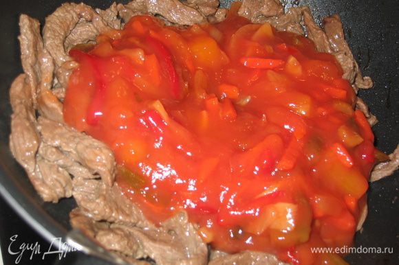Добавить в мясо готовый кисло-сладкий соус (он чаще всего бывает из ананасов, томатов, лука, болгарского перца, сельдерея и т.д.)