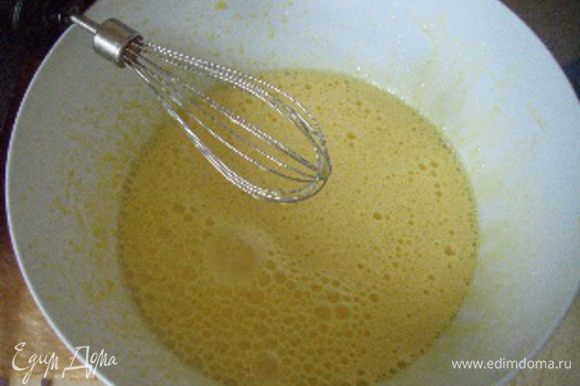 Яйца взбить с сахаром и ванильным сахаром до светло-желтого состояния(минут 7-8)