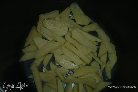 Картофель начистить и нарезать как вам нравится для супа, положить в кастрюлю мультиварки.