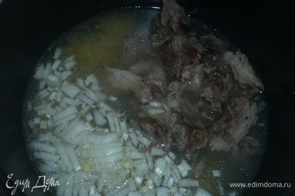 Мясо отделить от костей, нарезать кусочками, бульон процедить и залить картофель, добавить лук в кастрюльку, все перемешать