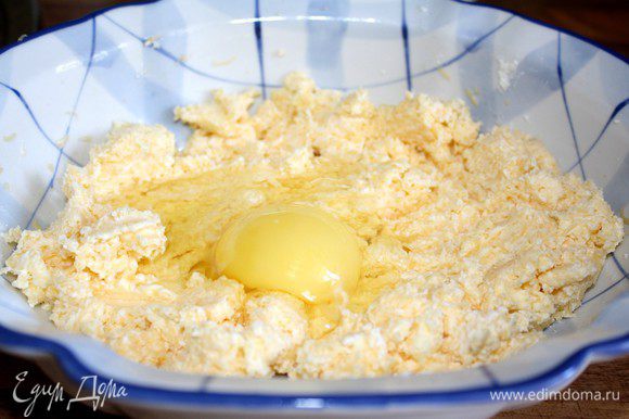 Сыр натереть на мелкой тёрке,смешать с маслом.Яйцо разделить на желток и белок.Желток добавить в тесто,а белок отложить.Смешать сырную смесь с мукой.