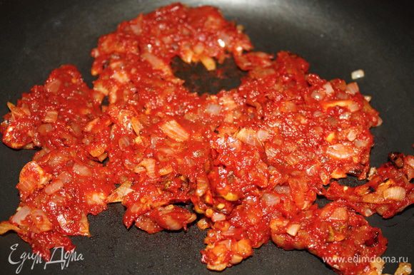 Следом отправляется томатная паста, обжаривается 1-2 минуты.